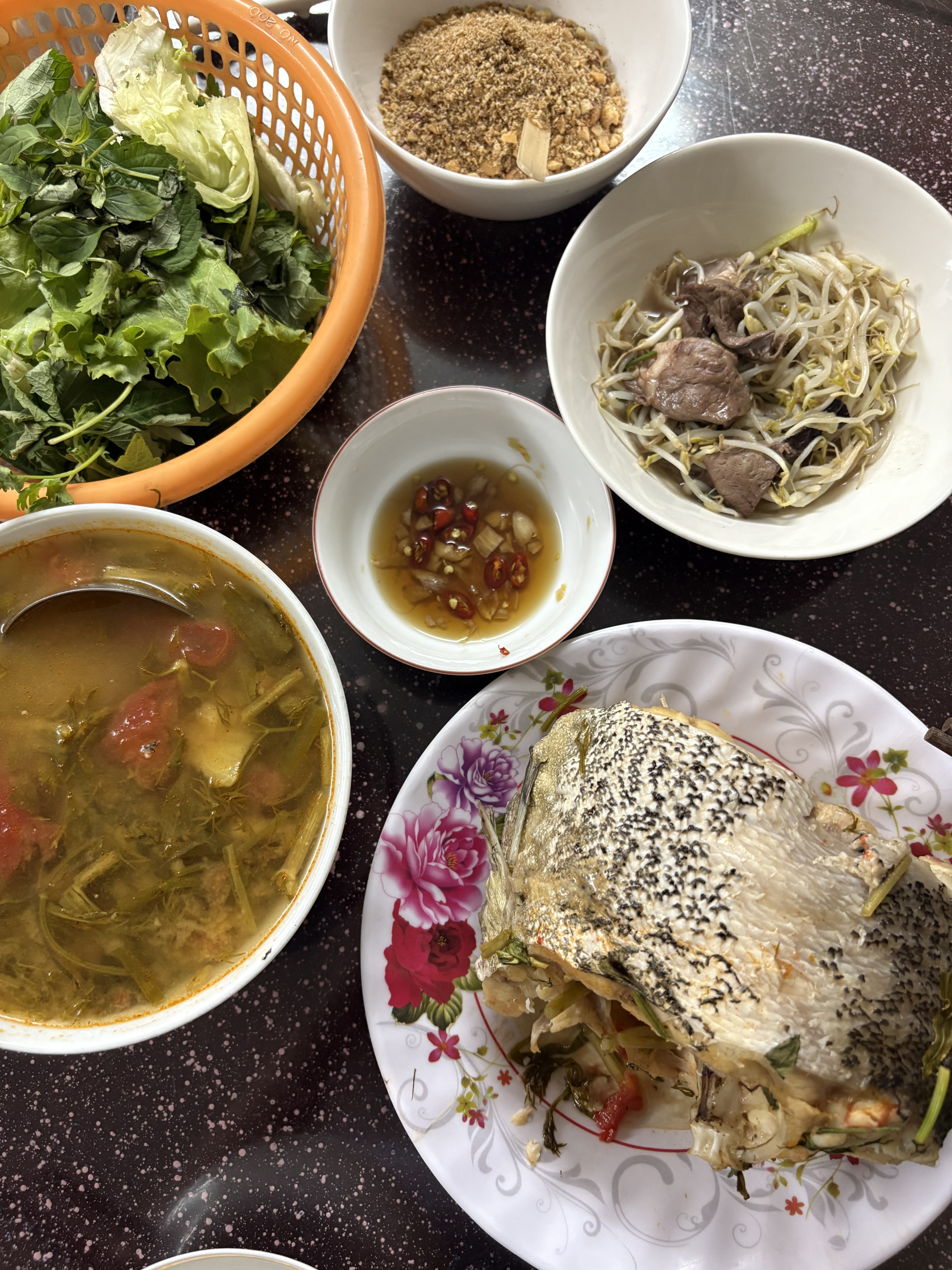 Ở với mẹ lúc nào cũng có cơm canh đợi sẵn, có người chờ đợi trở về nhà (Ảnh minh họa)