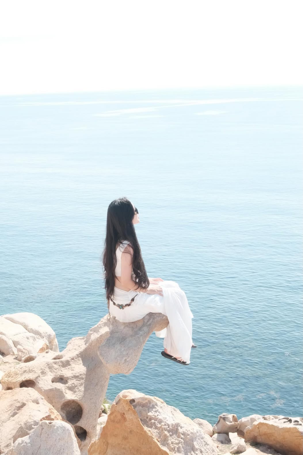 Cảnh báo mỏm đá chụp hình đang gây sốt ở Ninh Thuận: Đẹp nhưng tiềm ẩn nhiều nguy hiểm