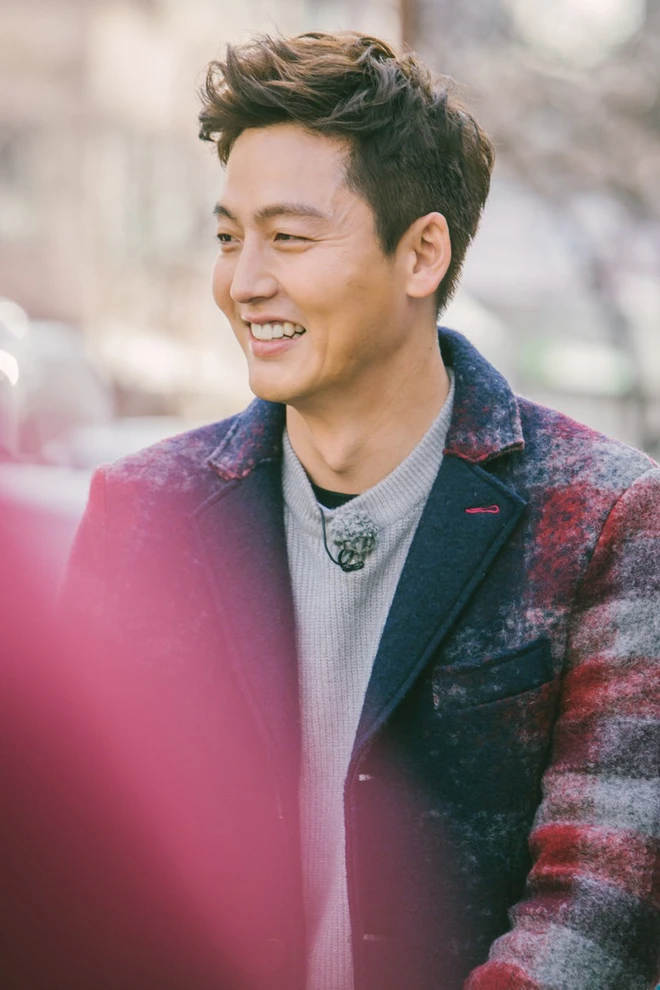 Lee Jung Jin ê chề bị mỹ nhân kém 13 tuổi nhắn tin ruồng bỏ. Ảnh: Naver