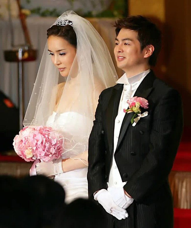 Đám cưới của cặp đôi là sự kiện gây ồn ào truyền thông vào năm 2007. Tuy nhiên, sau 10 năm chung sống, mỹ nhân chuyển giới ly hôn vì áp lực không thể sinh con và chồng vỡ nợ. Ảnh: Sina.