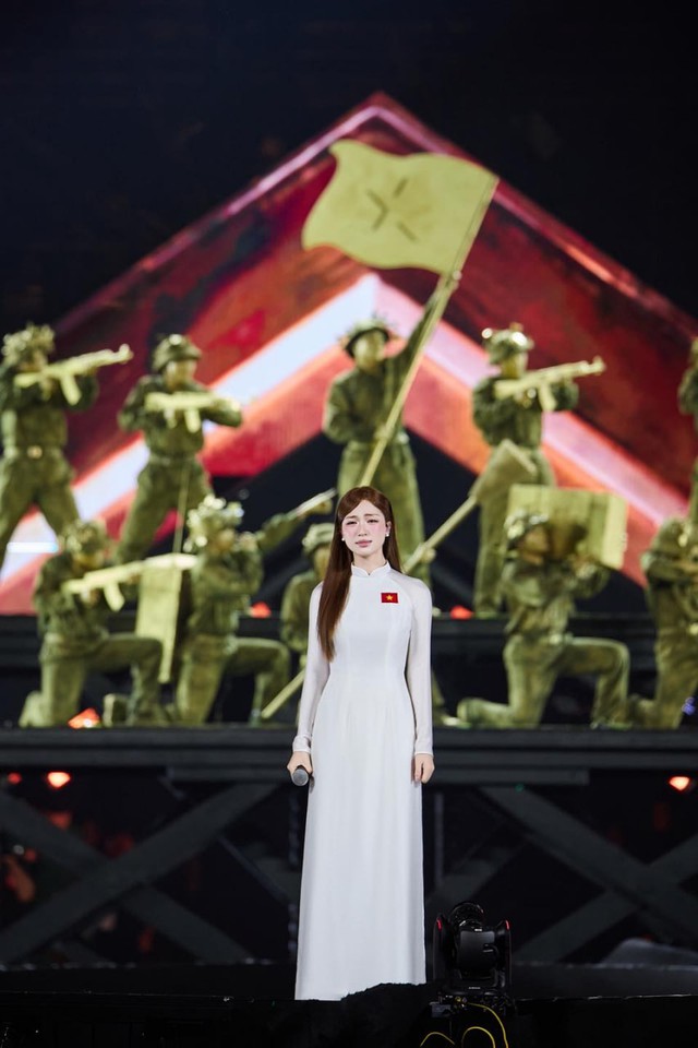Hoà Minzy tái xuất sau ồn ào 