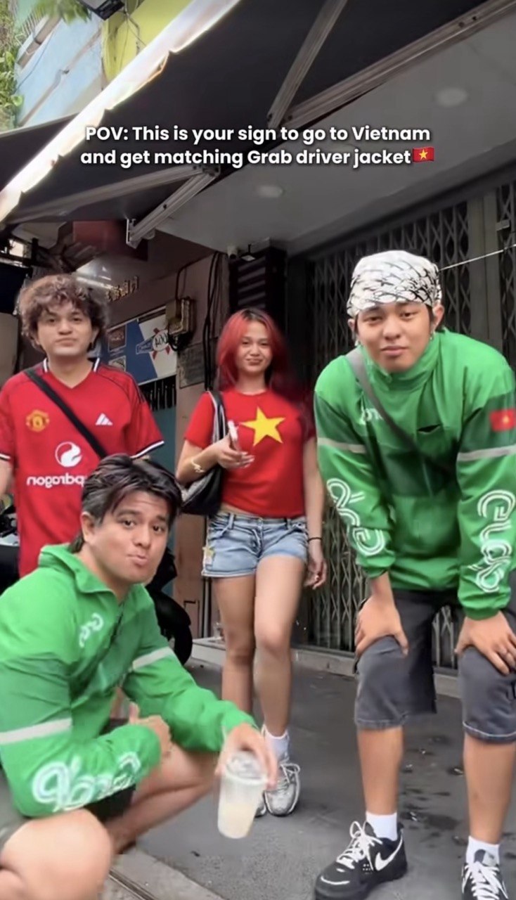 Khách Tây thi nhau lùng mua áo Grab làm đồ lưu niệm, khao khát hóa thân thành người bản địa