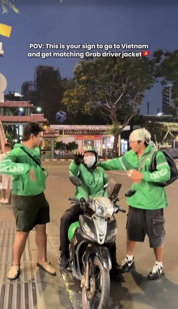 Khách Tây thi nhau lùng mua áo Grab làm đồ lưu niệm, khao khát hóa thân thành người bản địa