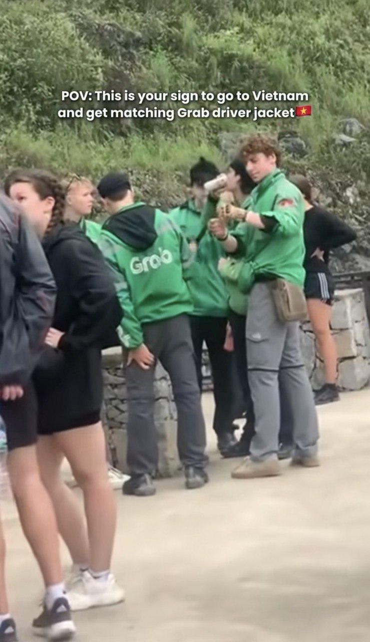 Khách Tây thi nhau lùng mua áo Grab làm đồ lưu niệm, khao khát hóa thân thành người bản địa