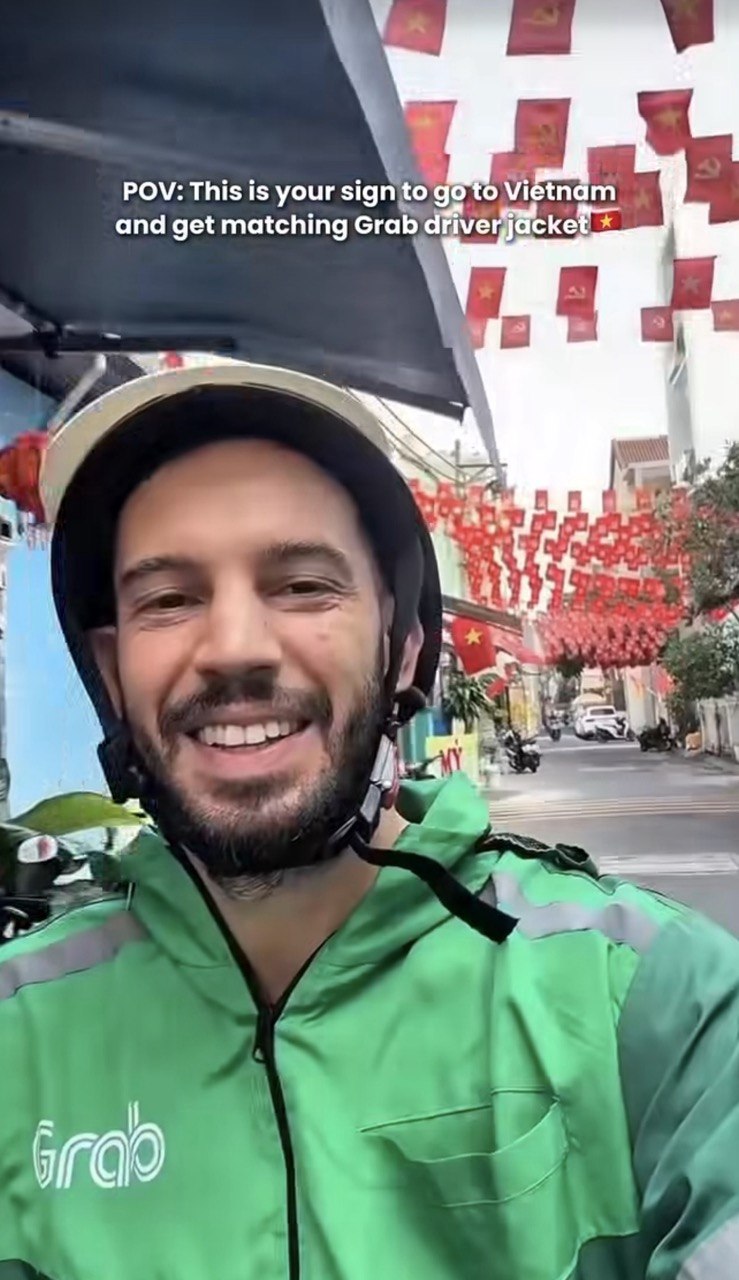 Khách Tây thi nhau lùng mua áo Grab làm đồ lưu niệm, khao khát hóa thân thành người bản địa