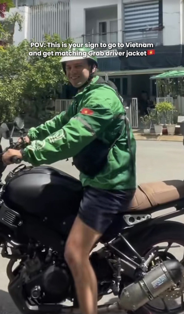 Khách Tây thi nhau lùng mua áo Grab làm đồ lưu niệm, khao khát hóa thân thành người bản địa