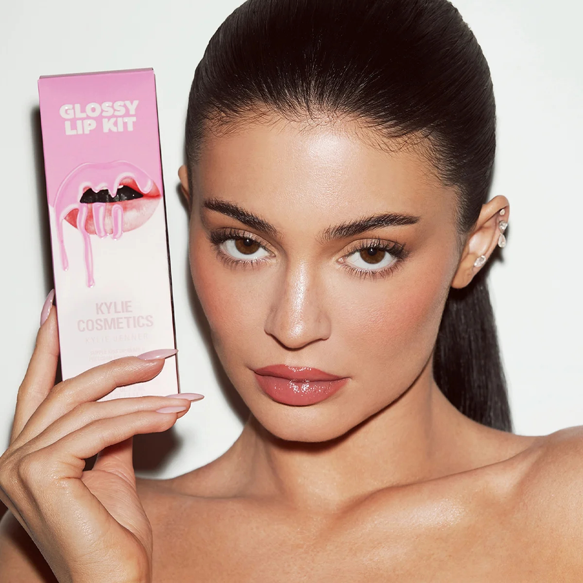 Tận dụng sức nóng của Instagram, Kylie Jenner thành công kinh doanh mỹ phẩm...