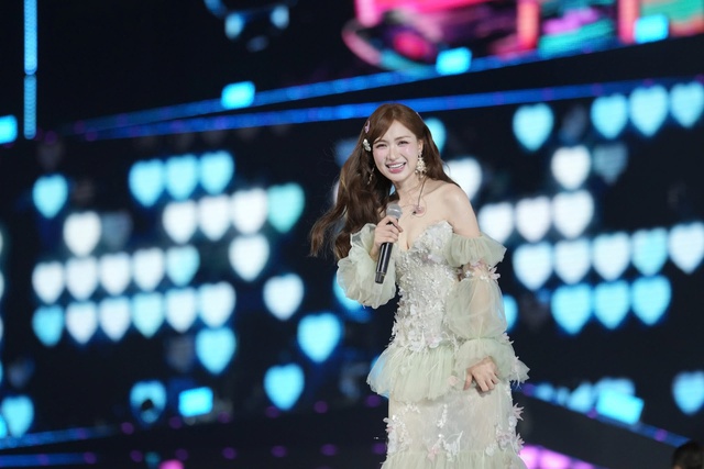 Hoà Minzy tái xuất sau ồn ào 