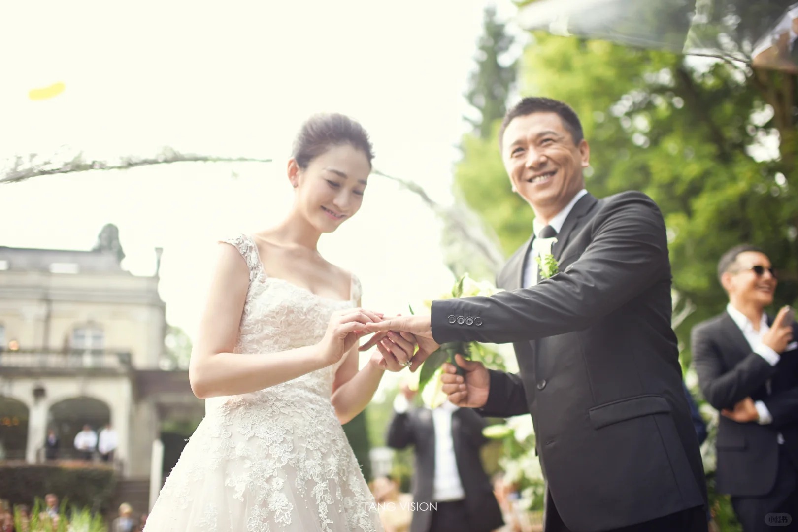 Sau khi về chung nhà, đúng với lời đã hứa, Từ Giai Ninh tặng trao thẻ đen có chứa tiền tỷ cho Lý Tiểu Nhiễm, đồng thời chi 800 triệu NDT (2.800 tỷ đồng) mua 1 căn biệt thự cho vợ. Ảnh: Sina.