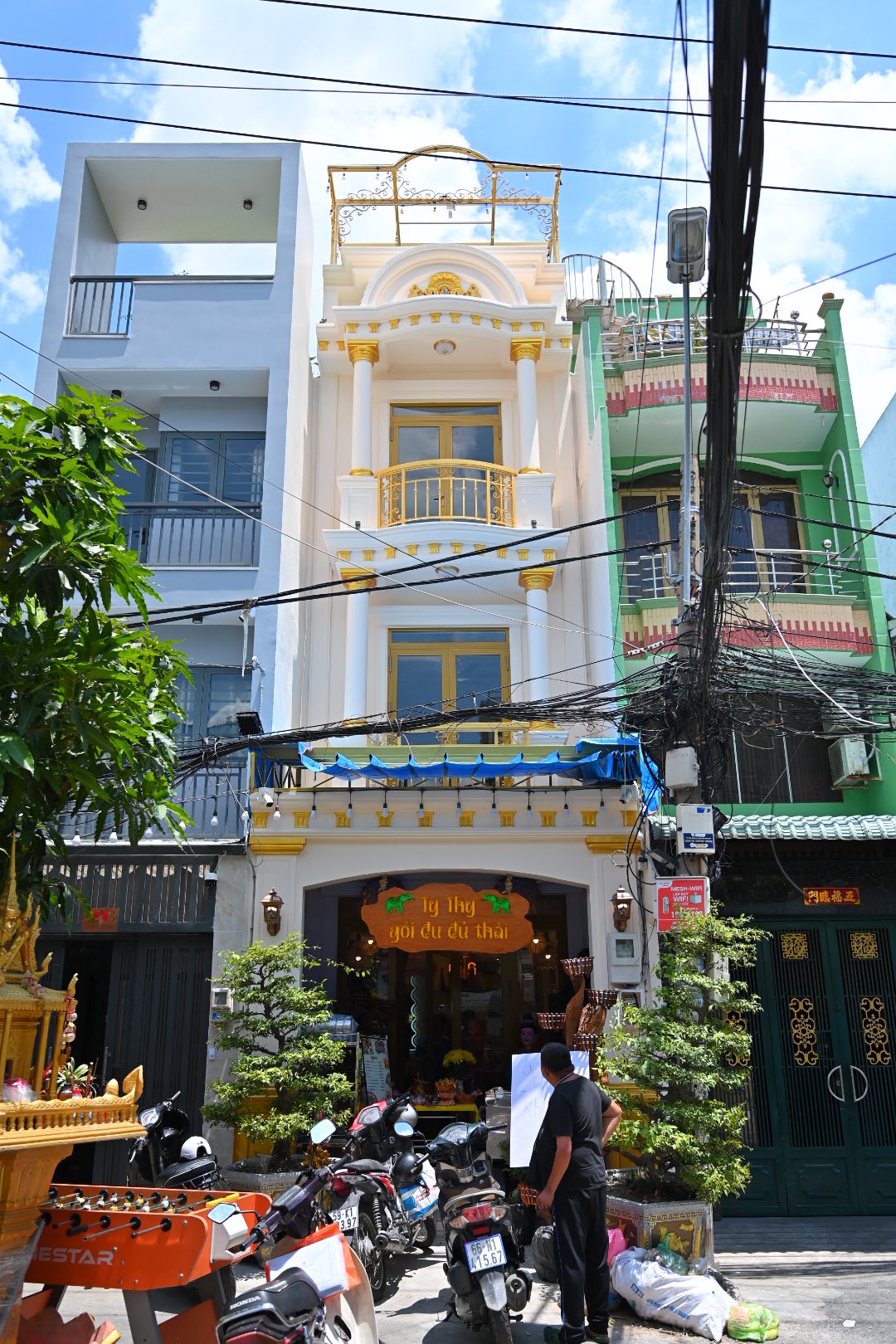 Thánh gỏi đu đủ Việt Nam: Bán nhà 10 tỷ nhưng công khai xin miễn tiền cọc, liên tục dời quán khiến khách hàng chóng mặt