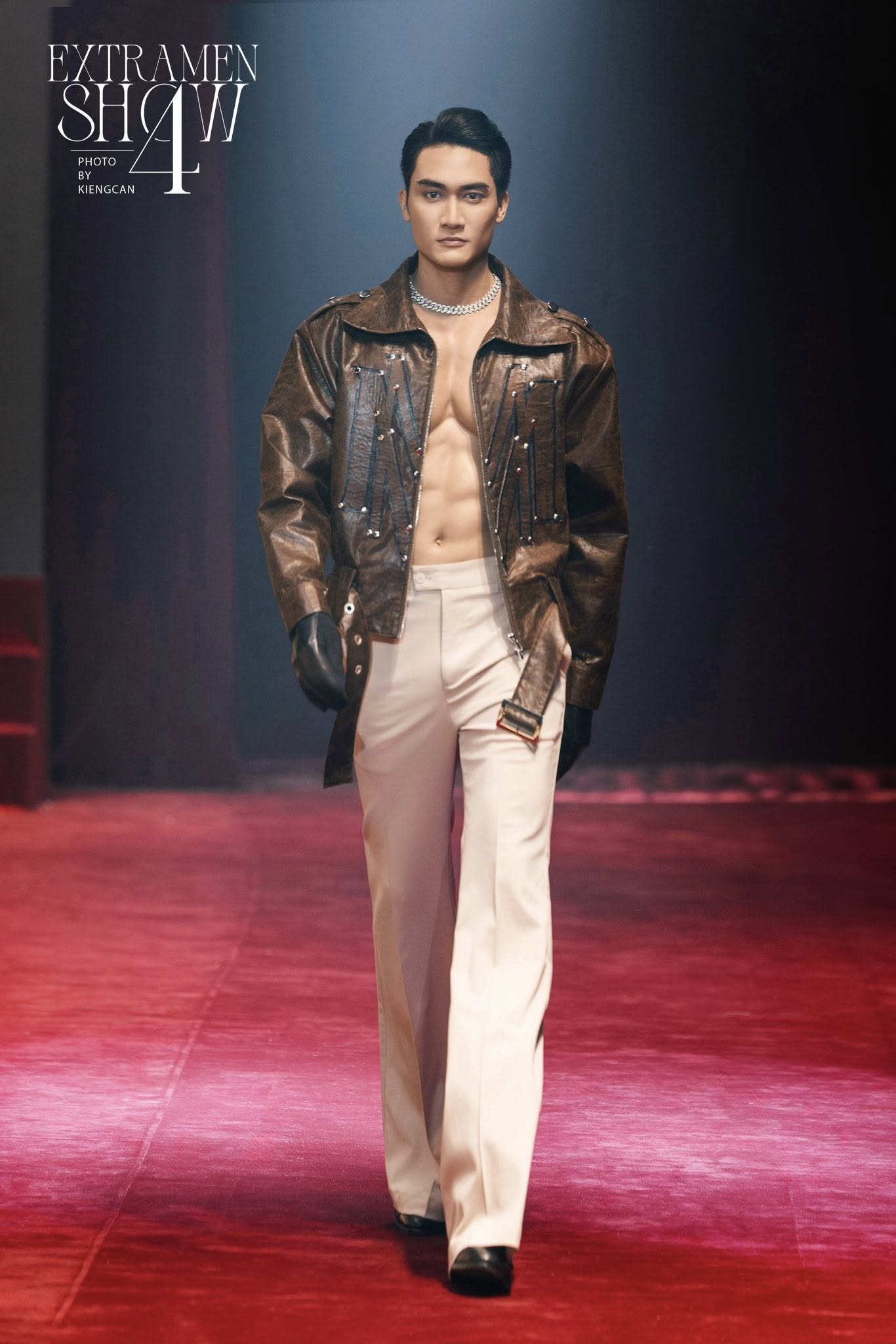 Khí chất lạnh lùng trên sàn diễn catwalk của nam diễn viên