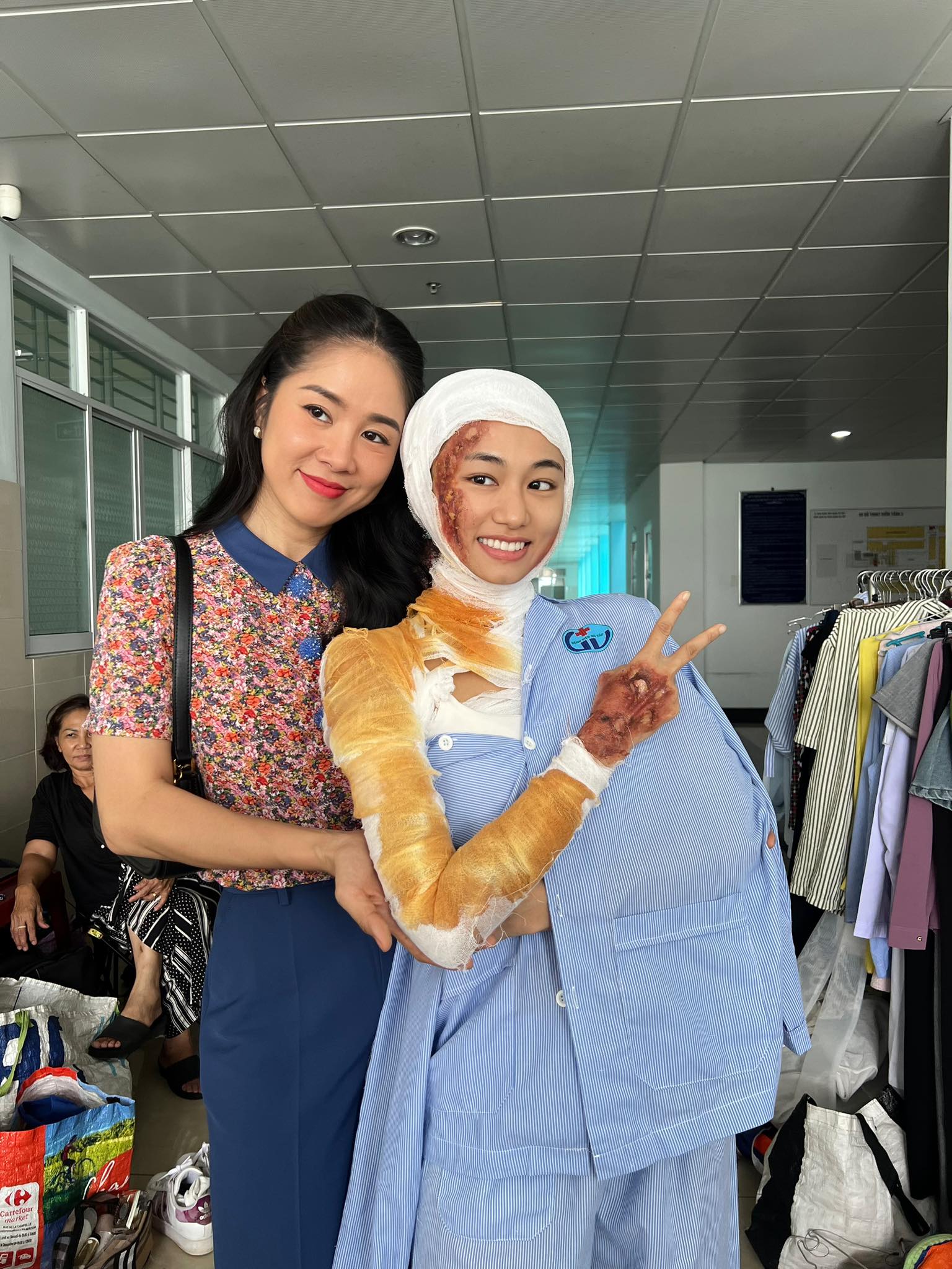 Hình ảnh hậu trường của Ngân Hoà và Lê Phương trong phim Bóng Ma Hạnh Phúc