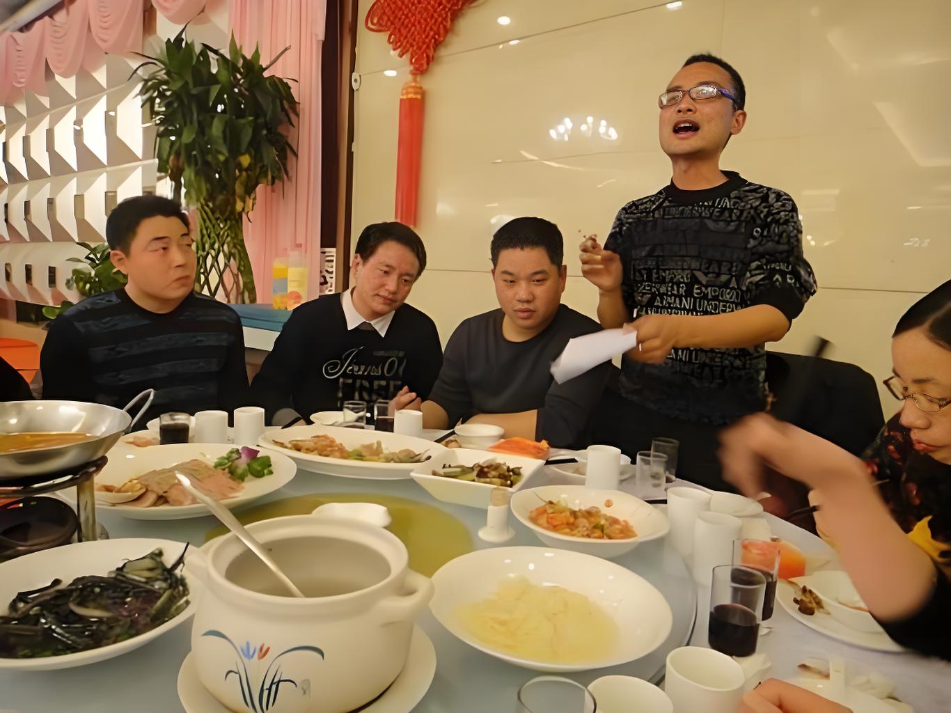 Sự nhiệt tình của cá nhân vô tình trở thành gánh nặng khi các thành viên khác quyết liệt từ chối sự bao đãi (Ảnh minh họa)