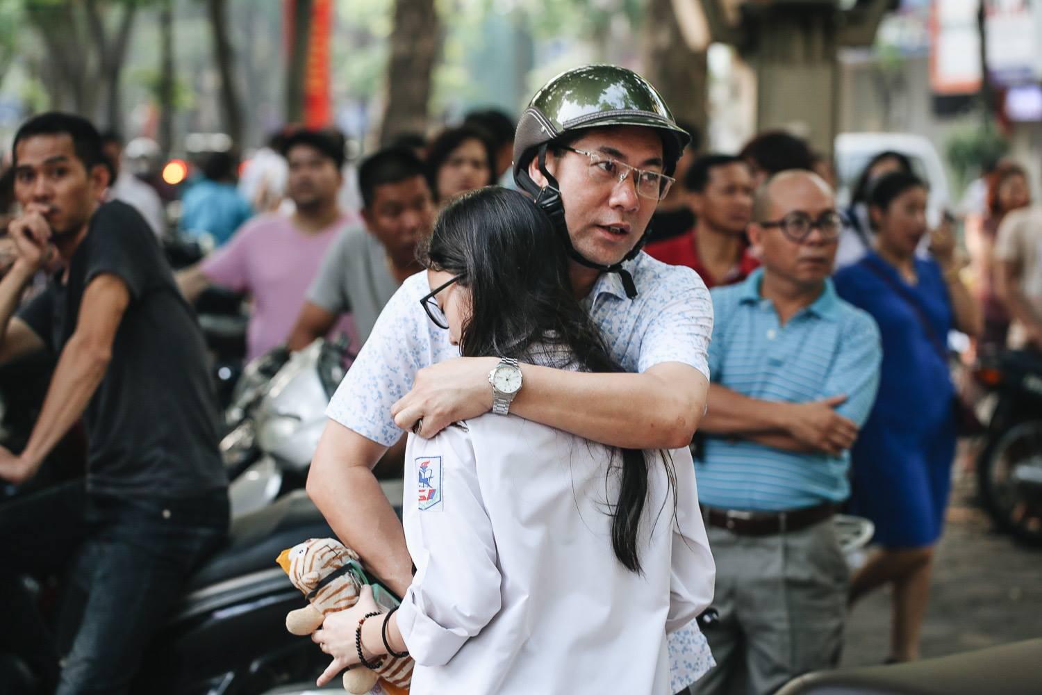 Cha mẹ nên là người đồng hành thay vì người tạo thêm áp lực cho con (Ảnh minh họa)