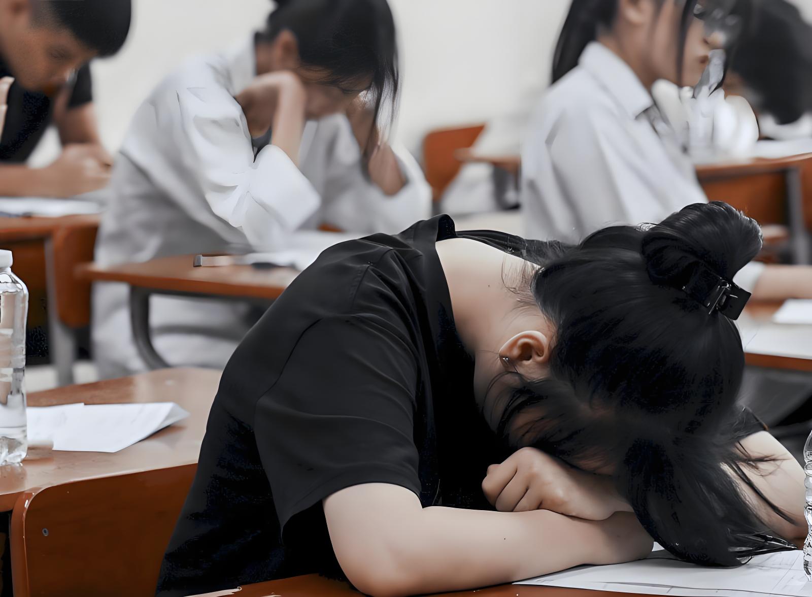 Đừng để sự quan tâm sai cách biến thành áp lực đè nặng lên vai con trẻ (Ảnh minh họa)