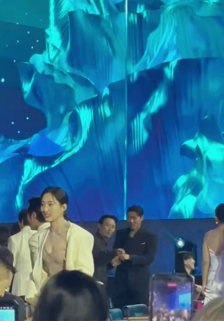 Khoảnh khắc hiếm hoi Son Ye Jin - Hyun Bin cùng chung khung hình tại Baeksang năm nay đã khiến mạng xã hội như nổ tung. Ảnh: X
