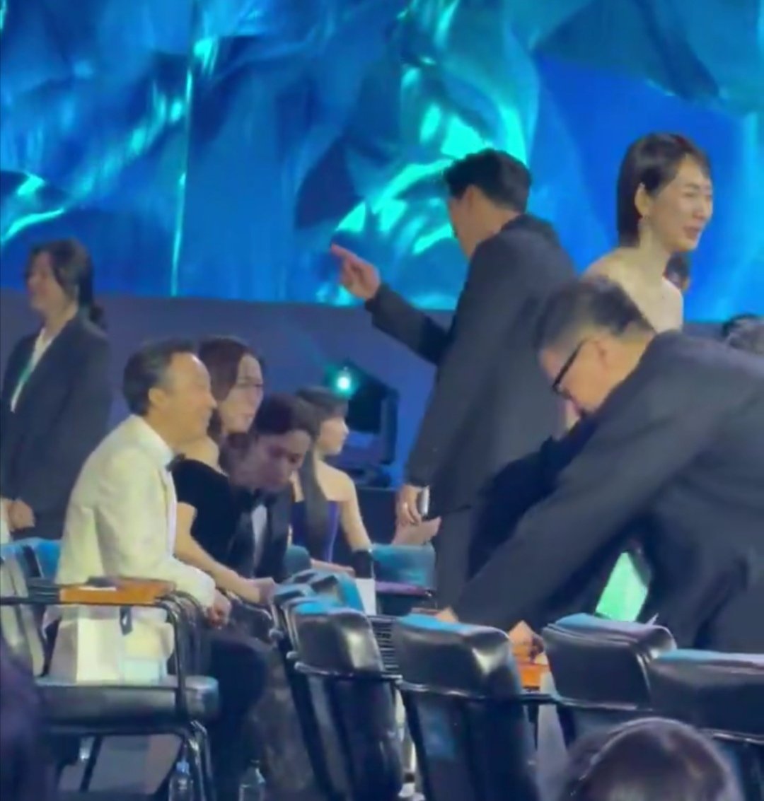 Tại Baeksang 2026, cứ thỉnh thoảng Hyun Bin lại ghé tới chỗ Son Ye Jin đang ngồi. Nhưng cũng có thời điểm nam diễn viên tới tận nơi rồi nhưng không bắt gặp vợ yêu xuất hiện ở đó và phải lủi thủi về chỗ của mình. Ảnh: X