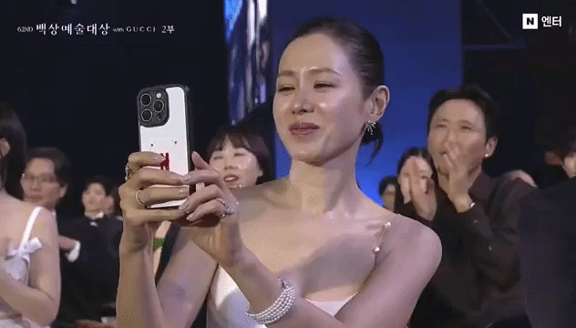 Cả một bầu trời yêu thương, tự hào trong mắt Son Ye Jin khi Hyun Bin được vinh danh trên sân khấu trao giải. Ảnh: X