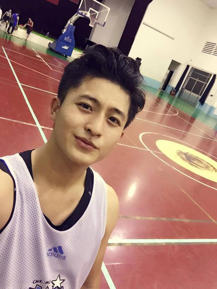 Harry Lu nổi tiếng vì bức ảnh selfie trên sân bóng rổ
