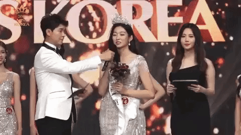 Tại cuộc thi Hoa hậu Hàn Quốc 2018, nhan sắc của Yura từng trở thành chủ đề nóng trên mạng xã hội nhờ màn “chặt đẹp” cô gái đăng quang. Khi Miss Korea 2018 Kim Soo Min cùng thành viên Girl’s Day xuất hiện trong 1 khung hình, nhiều khán giả nhận xét rằng thần tượng Kpop tỏ ra vượt trội rõ ràng từ nhan sắc cho tới thần thái. Ảnh: X