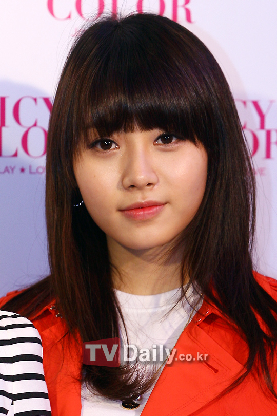 Hồi đầu năm 2011 khi đang chuẩn bị trở lại làng nhạc Kpop với ca khúc Twinkle Twinkle, Yura từng nặng 53kg. Ảnh: X