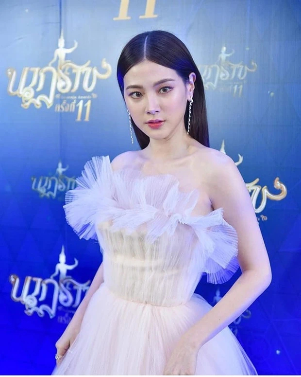 Khán giả khen ngợi Baifern hết lời khi chứng kiến tinh thần lăn xả, hết mình vì nghệ thuật của cô. Ảnh: Sanook