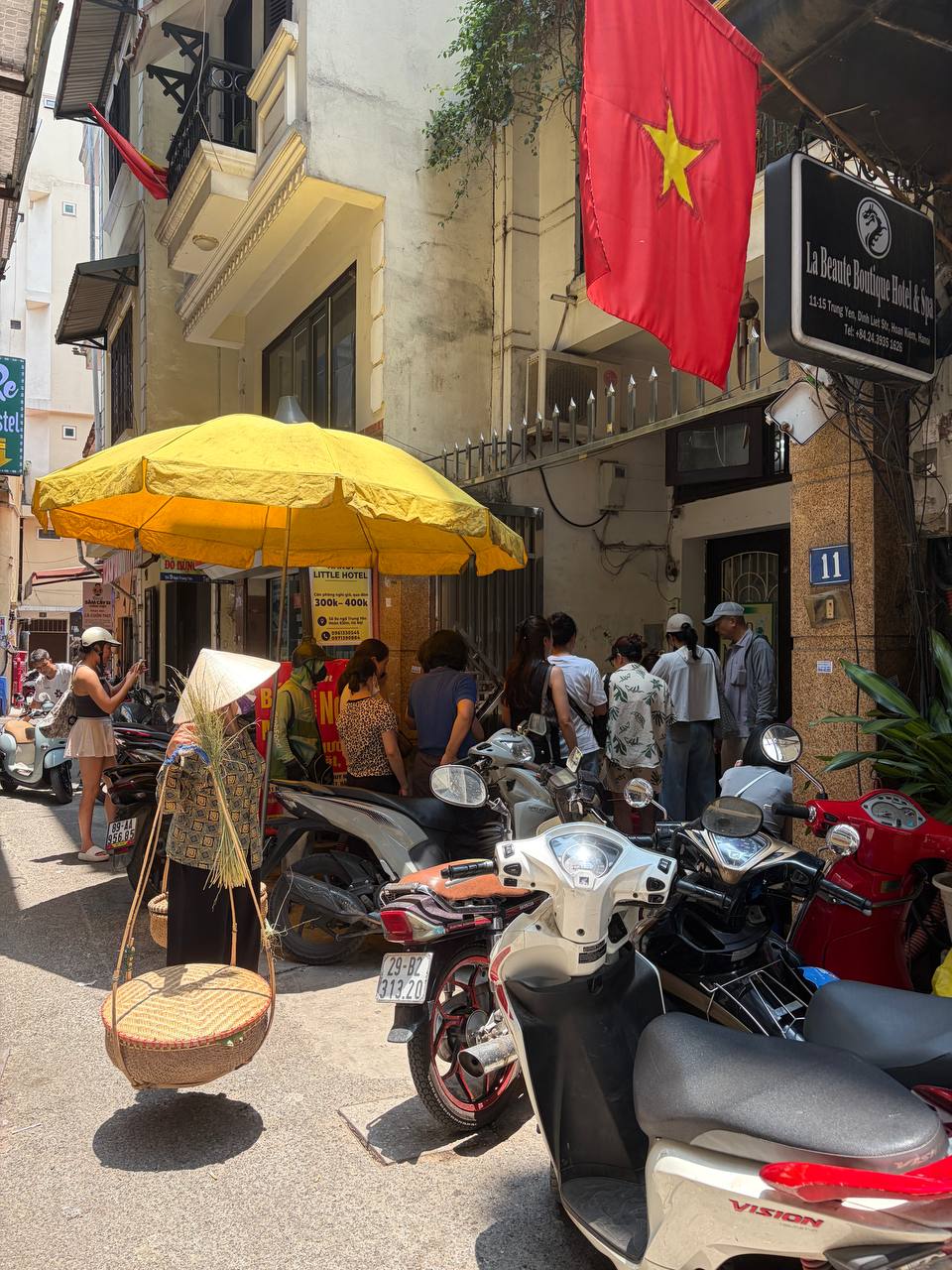 Hàng dài đứng xếp hàng order tại quầy thu hút sự chú ý của người qua đường. Ảnh: Bích Ngọc