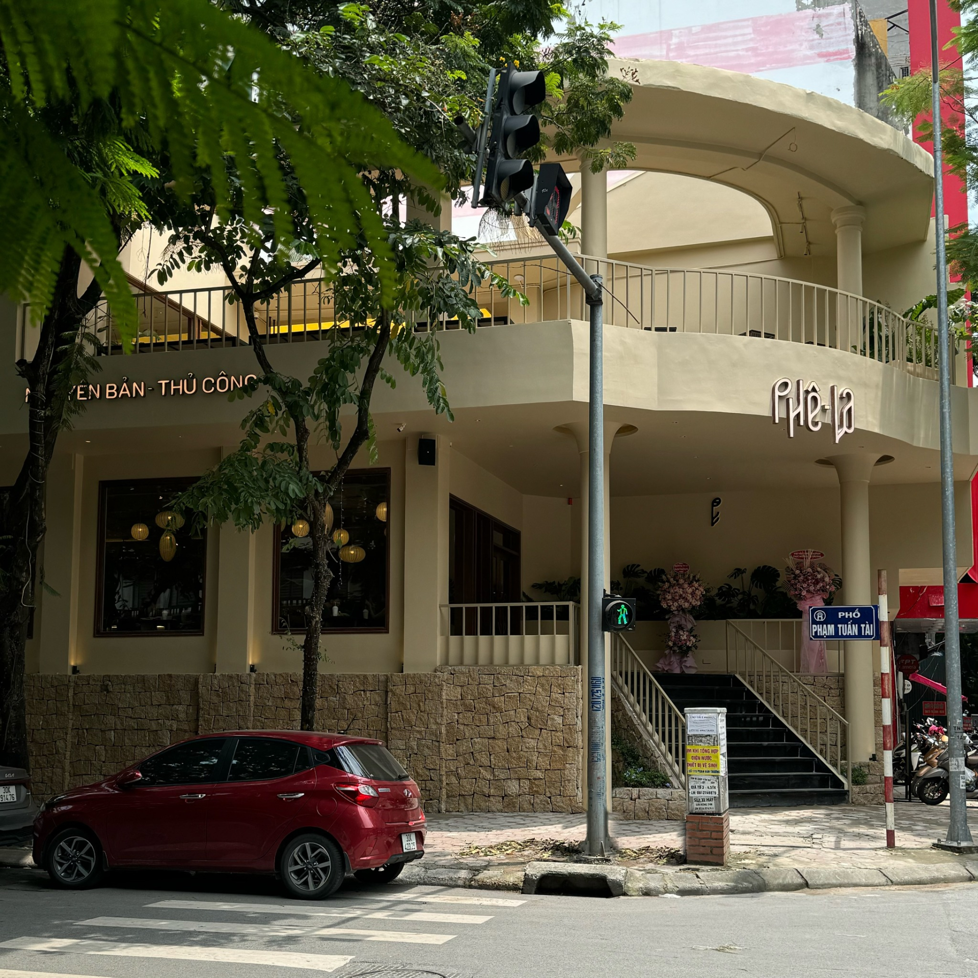 Phê La chi nhánh 40 Trần Quốc Hoàn
