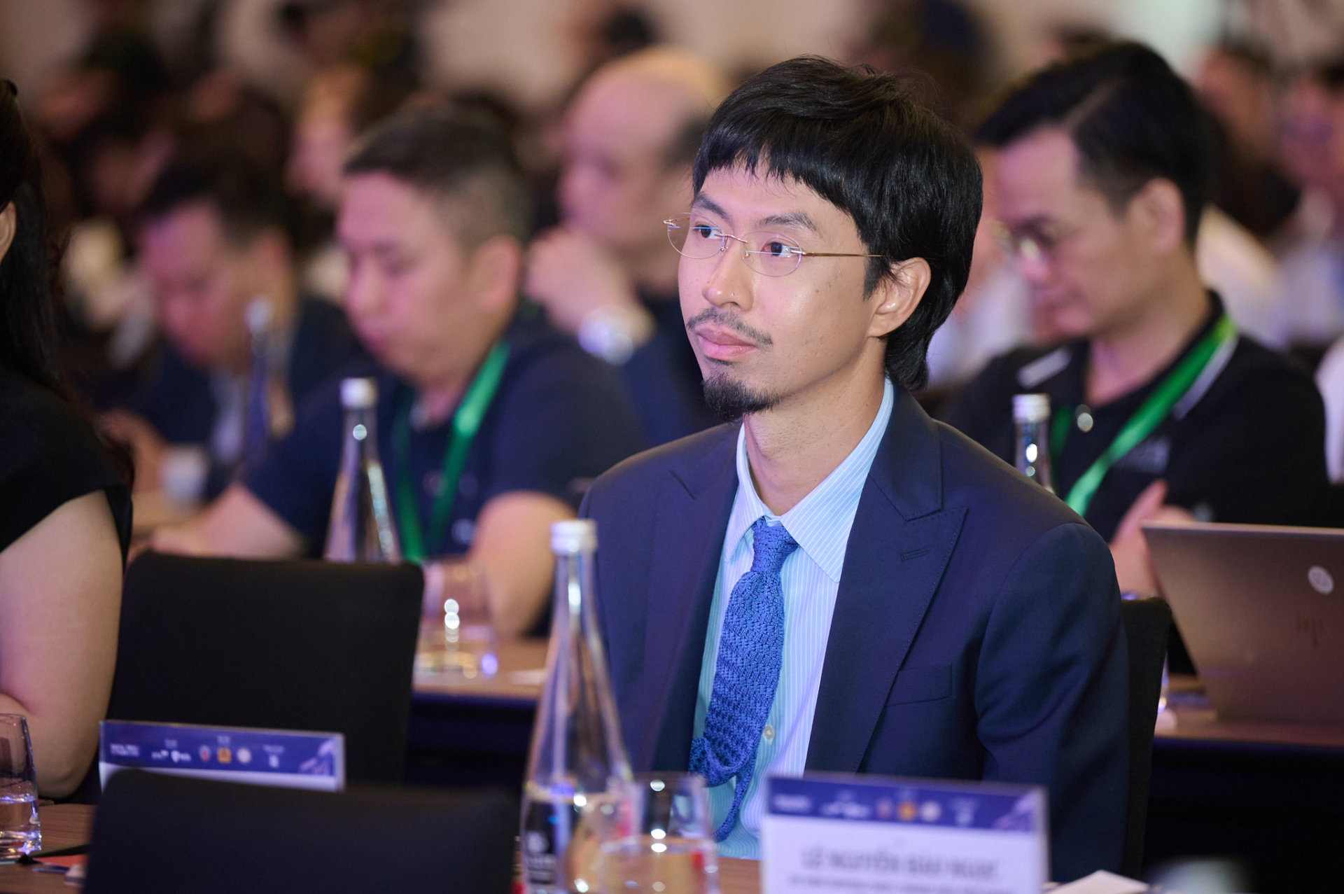 Diễn đàn về niềm tin số tài chính trong kỷ nguyên AI đang diễn ra sáng nay: Đen xuất hiện lịch lãm, Bảo Ngọc giản dị mà nổi bần bật