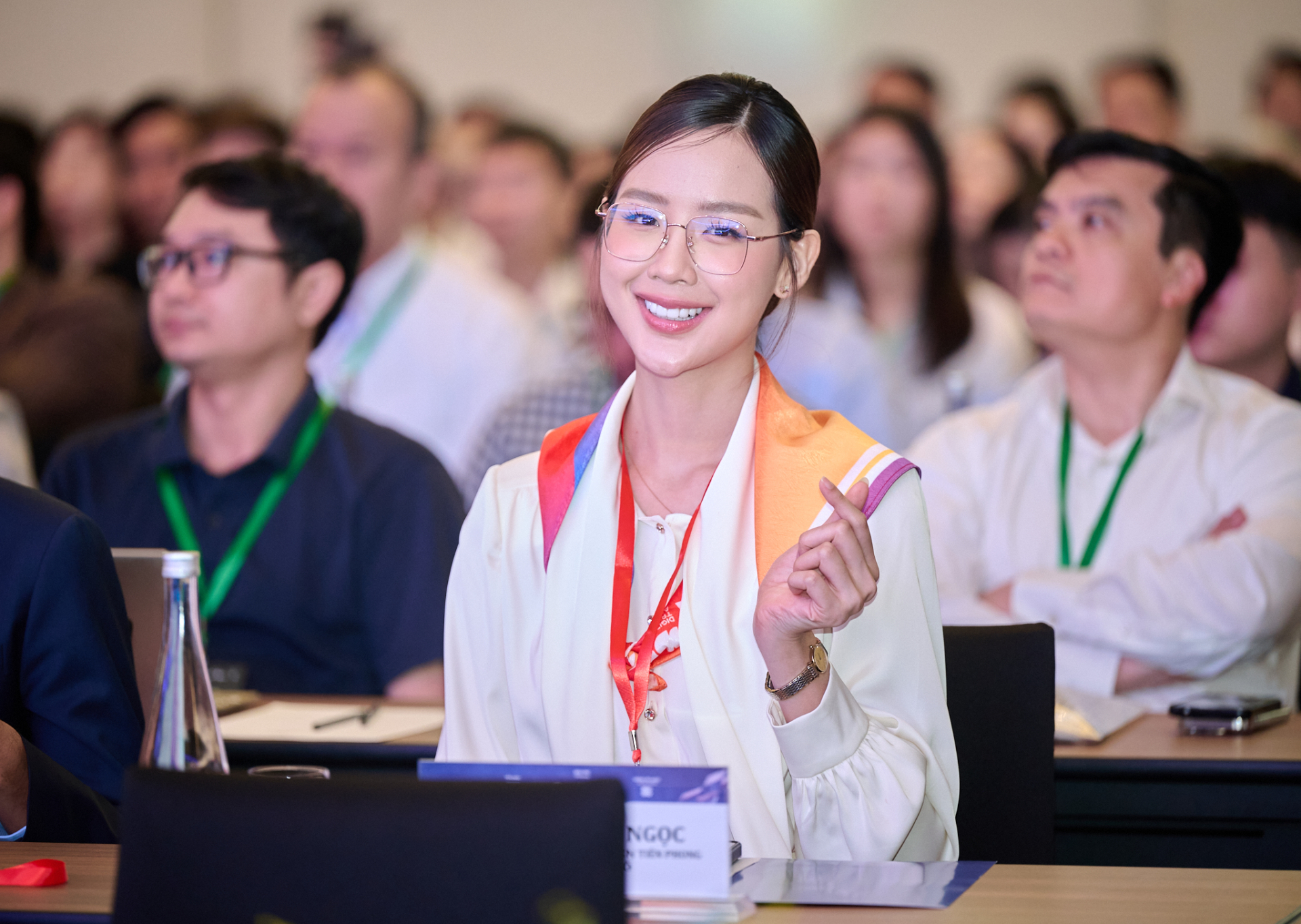Các nghệ sĩ chăm chú theo dõi chia sẻ đến từ các lãnh đạo, khách mời trong chương trình.