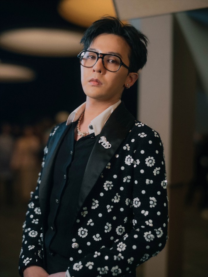 Sau cáo buộc chất cấm, G-DRAGON rời YG Entertainment để ký hợp đồng với Galaxy Corporation, đồng thời thành lập quỹ JUSPEACE Foundation nhằm hỗ trợ các hoạt động phòng chống ma túy và giúp đỡ những nạn nhân bị ảnh hưởng bởi tin đồn ác ý