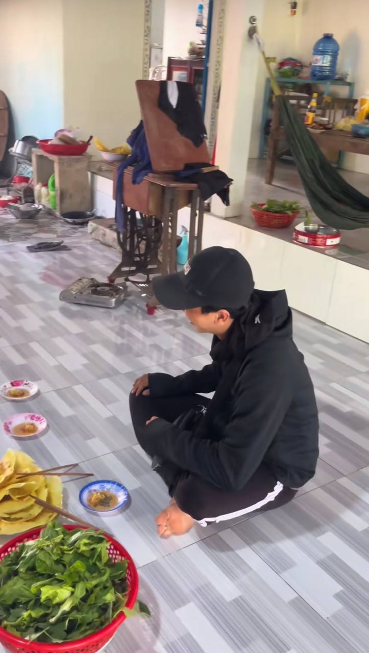 Nhìn mâm bánh xèo chủ nhà mang ra đãi nam shipper, hàng vạn người thắc mắc: “Anh đã làm gì mà được cưng chiều đến vậy?”