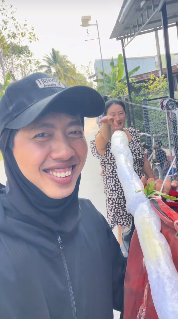 Nhìn mâm bánh xèo chủ nhà mang ra đãi nam shipper, hàng vạn người thắc mắc: “Anh đã làm gì mà được cưng chiều đến vậy?”