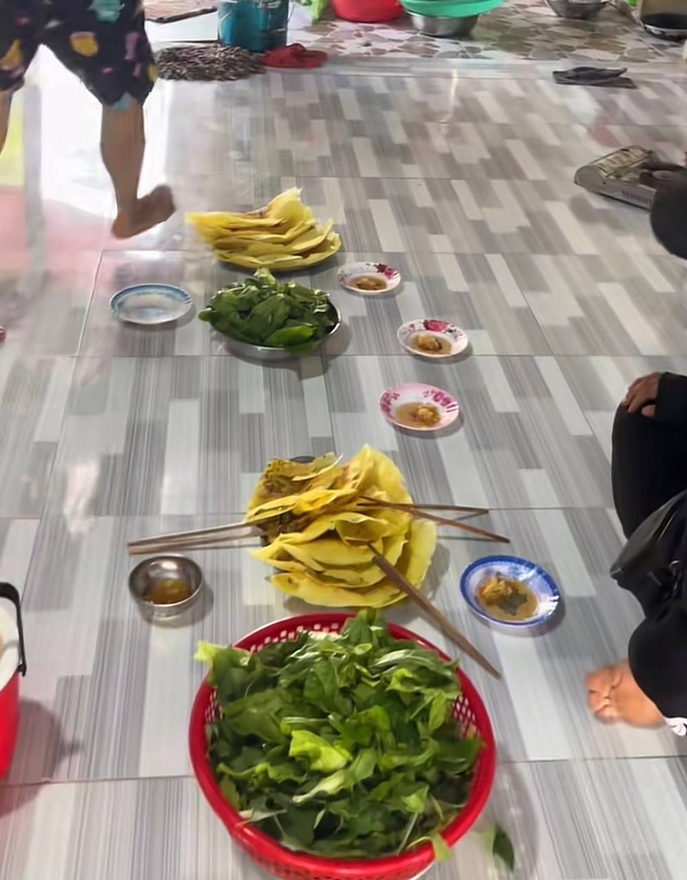Nhìn mâm bánh xèo chủ nhà mang ra đãi nam shipper, hàng vạn người thắc mắc: “Anh đã làm gì mà được cưng chiều đến vậy?”