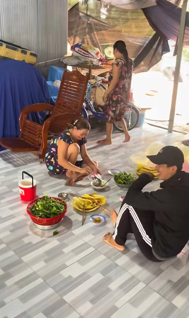 Nhìn mâm bánh xèo chủ nhà mang ra đãi nam shipper, hàng vạn người thắc mắc: “Anh đã làm gì mà được cưng chiều đến vậy?”