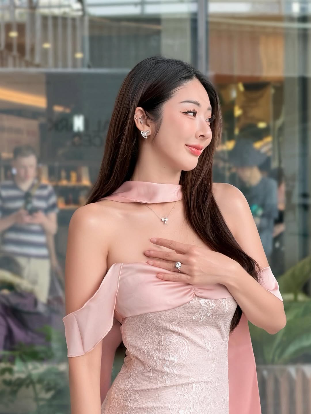 Clip ô tô “điên” tông sập tường lao vào nhà sao nữ đang mang thai: Đồ đạc vỡ nát văng tung tóe, lời khai của tài xế gây phẫn nộ