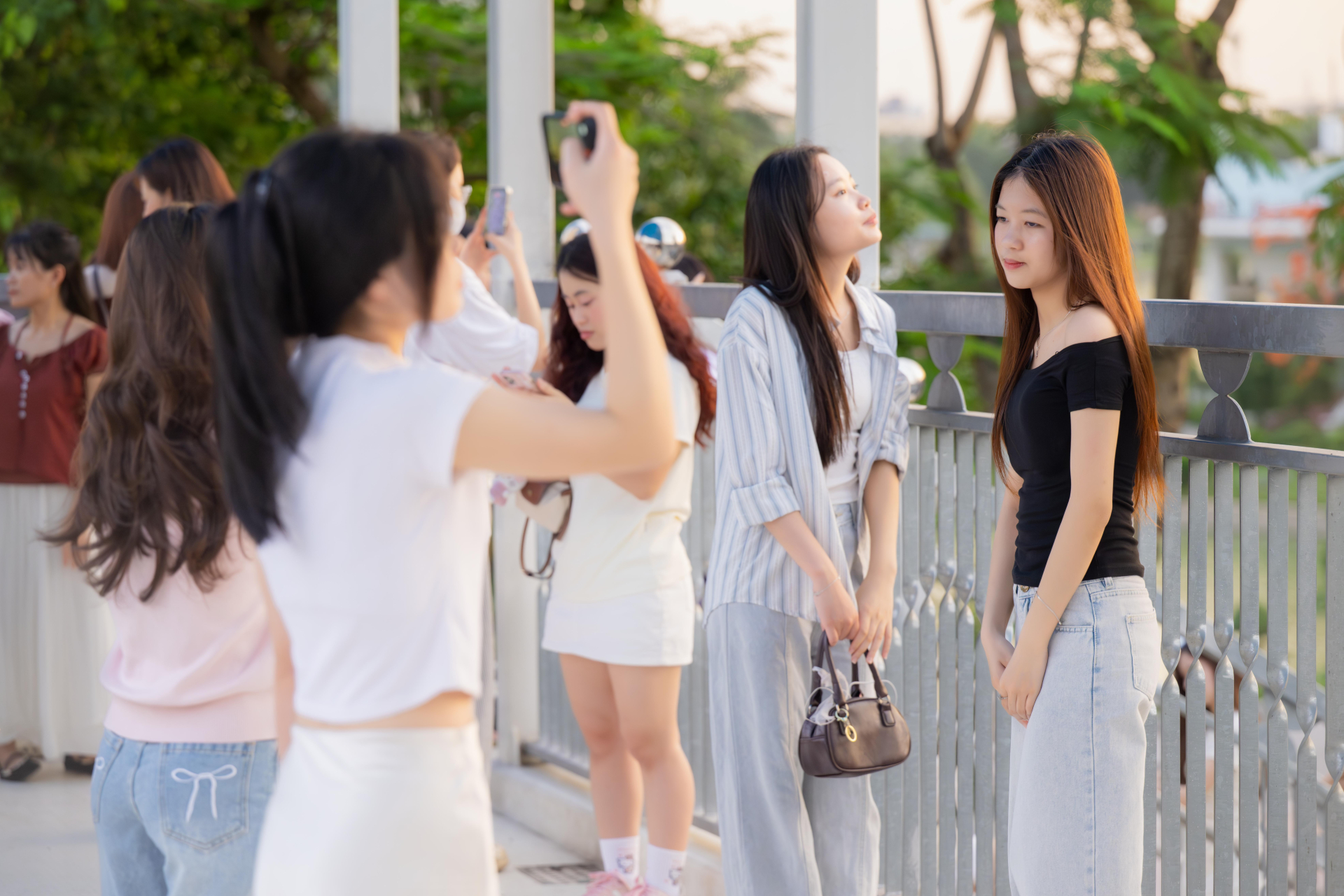 Cứ sau 3 giờ chiều, một góc phố ở Hà Nội lại đông kẹt cứng vì 1 cây hoa