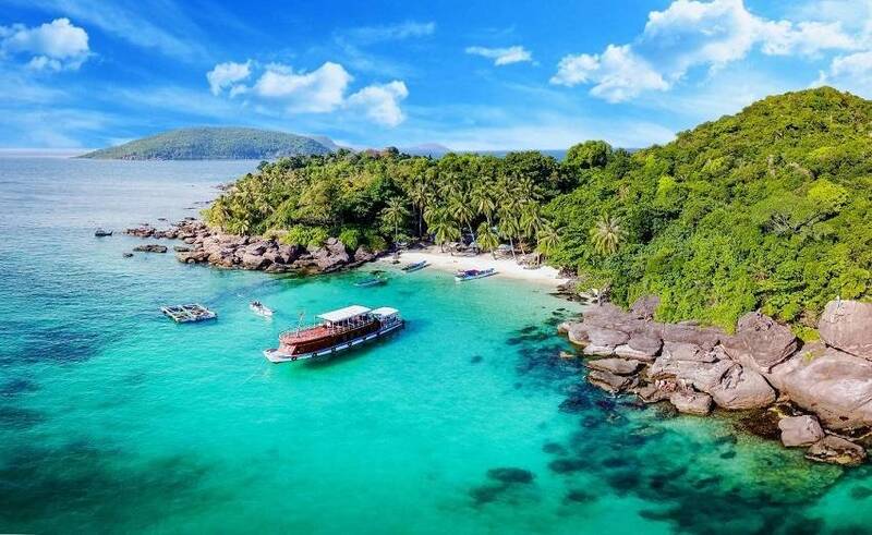 Hình ảnh người phụ nữ ôm “báo đốm” ở sân bay Tân Sơn Nhất gây sốt
