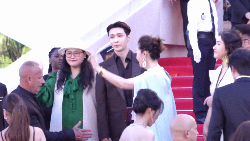 Trên khu vực cầu thang, họ tiếp tục dừng lại tạo dáng gây ùn ứ, khiến nhân viên Cannes phải ra mặt nhắc nhở, yêu cầu họ rời đi. Dù vậy, nhóm sao này vẫn đứng chôn chân 1 chỗ. Ảnh: Sina.