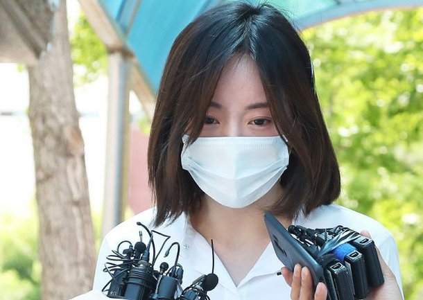 Hwang Hana khai ra tên nhiều nghệ sĩ trong showbiz Hàn. Ảnh: Naver