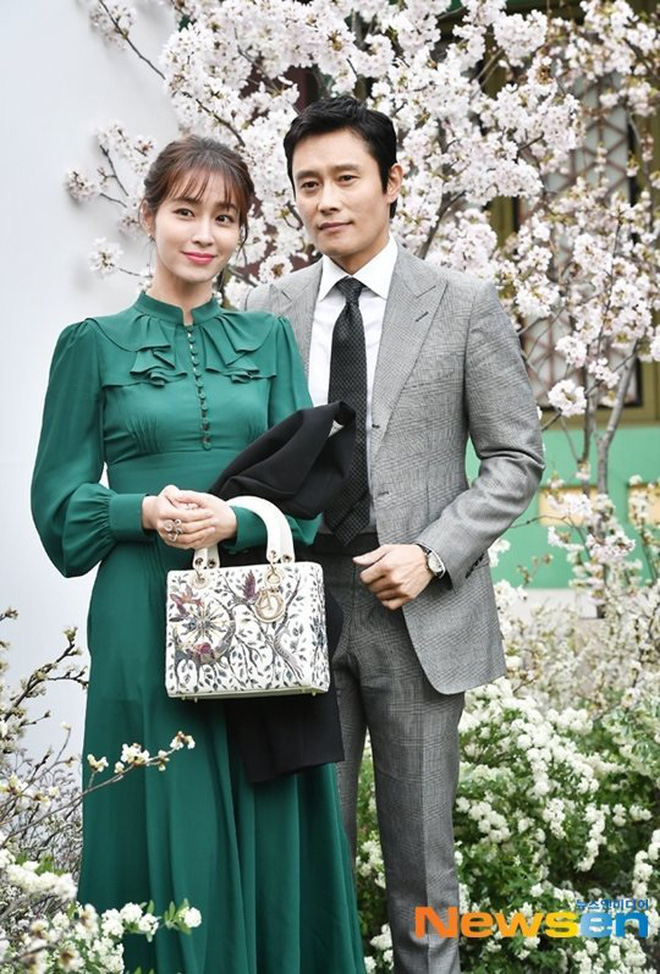 ... và là vợ tài tử quyền lực Lee Byung Hun. Ảnh: Newsen