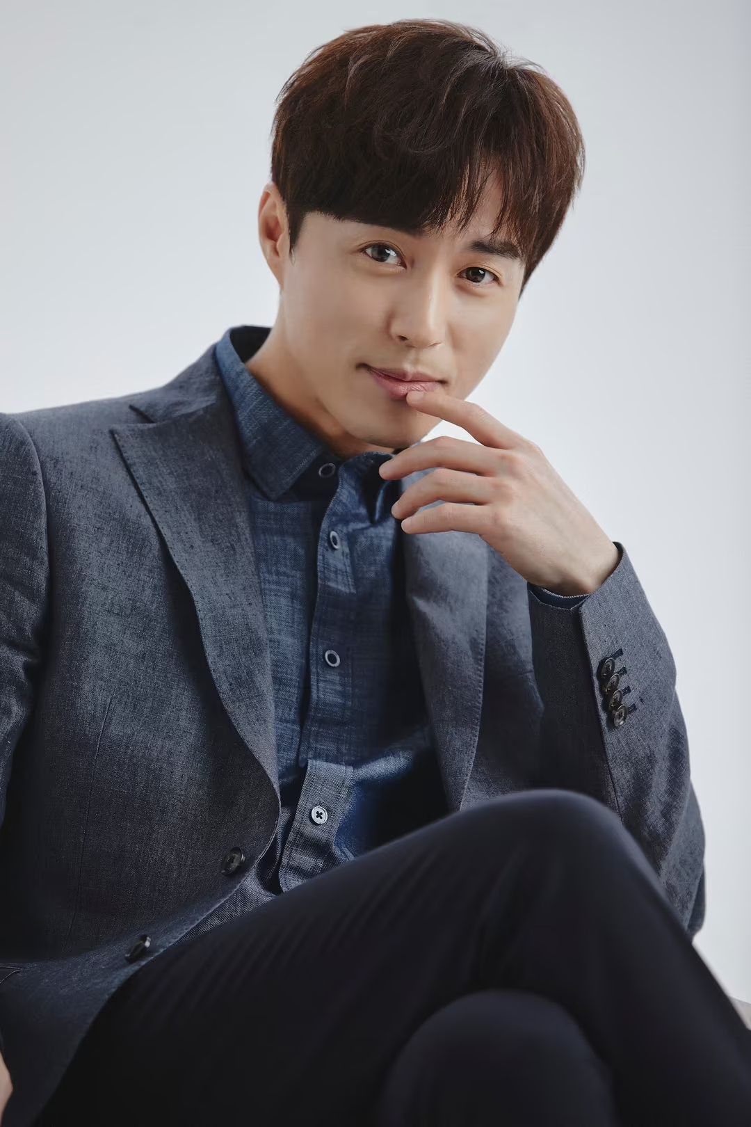 Oh Min Suk không chỉ thành công hơn tình cũ mà còn đứng vững trong giới giải trí suốt 20 năm qua, trong khi cô gái kia đã nhanh chóng “bay màu” sau 6 tháng hoạt động ở showbiz. Ảnh: Nate
