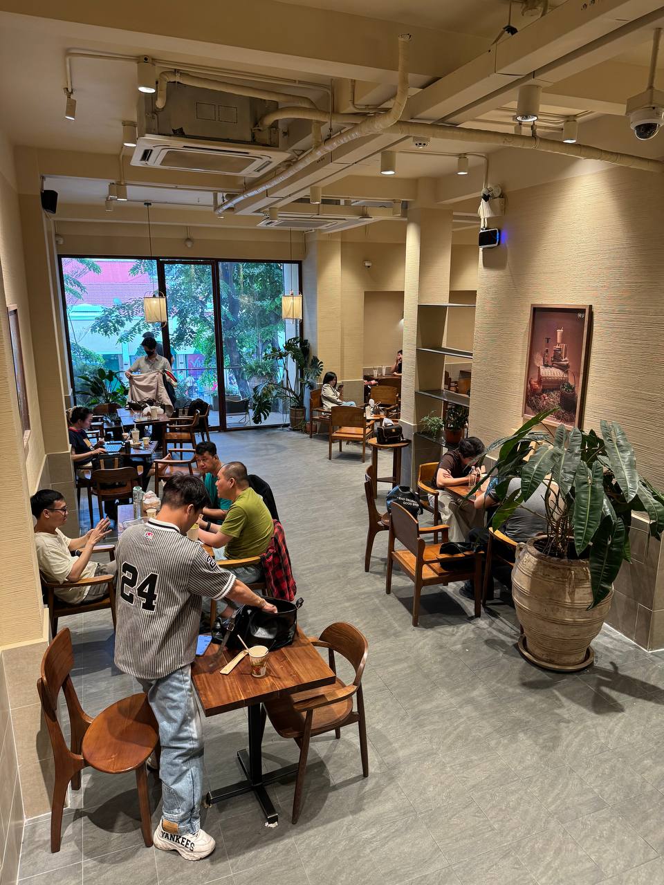 Trải nghiệm hụt hẫng tại chuỗi Phê La, Three O’Clock tại TP.HCM : Không gian nghìn like nhưng vệ sinh lại kém