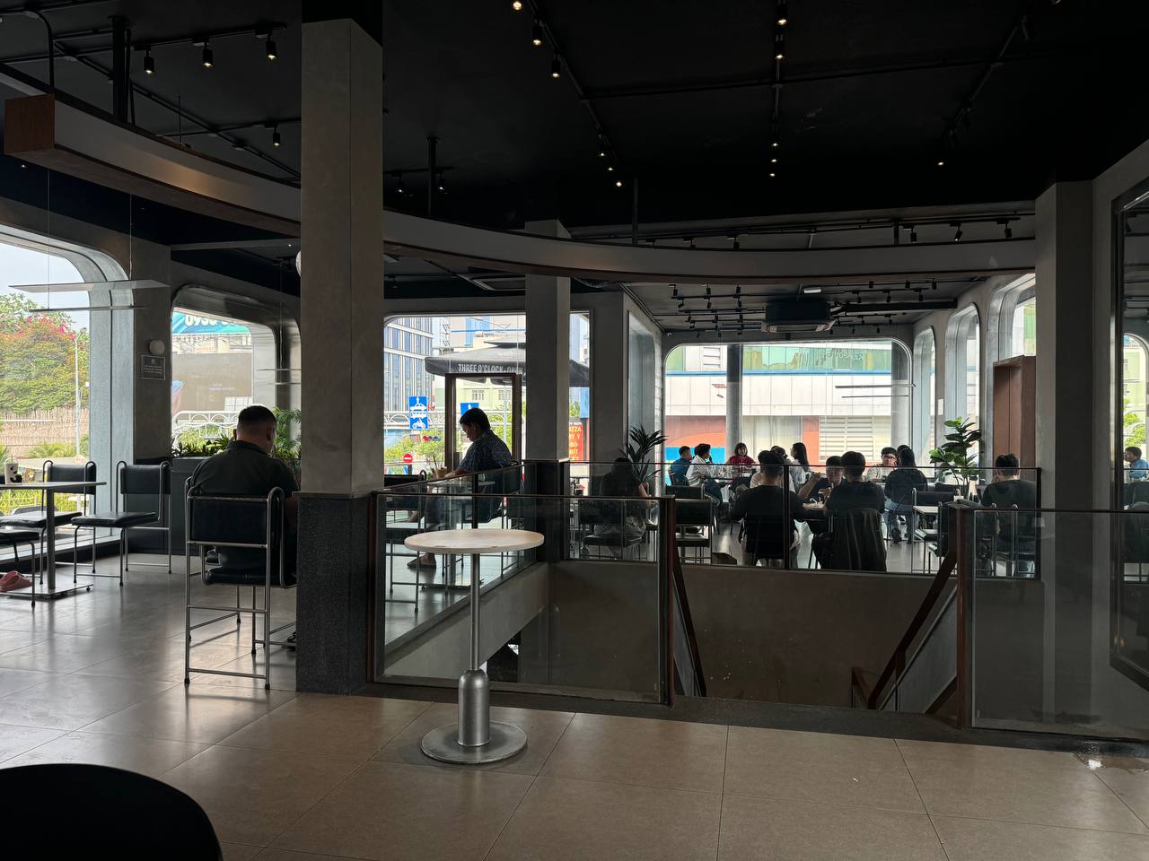 Trải nghiệm hụt hẫng tại chuỗi Phê La, Three O’Clock tại TP.HCM : Không gian nghìn like nhưng vệ sinh lại kém