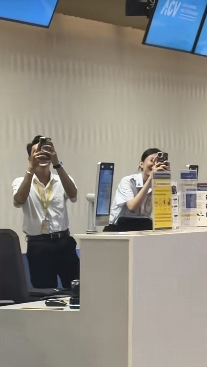 Hình ảnh người phụ nữ ôm “báo đốm” ở sân bay Tân Sơn Nhất gây sốt