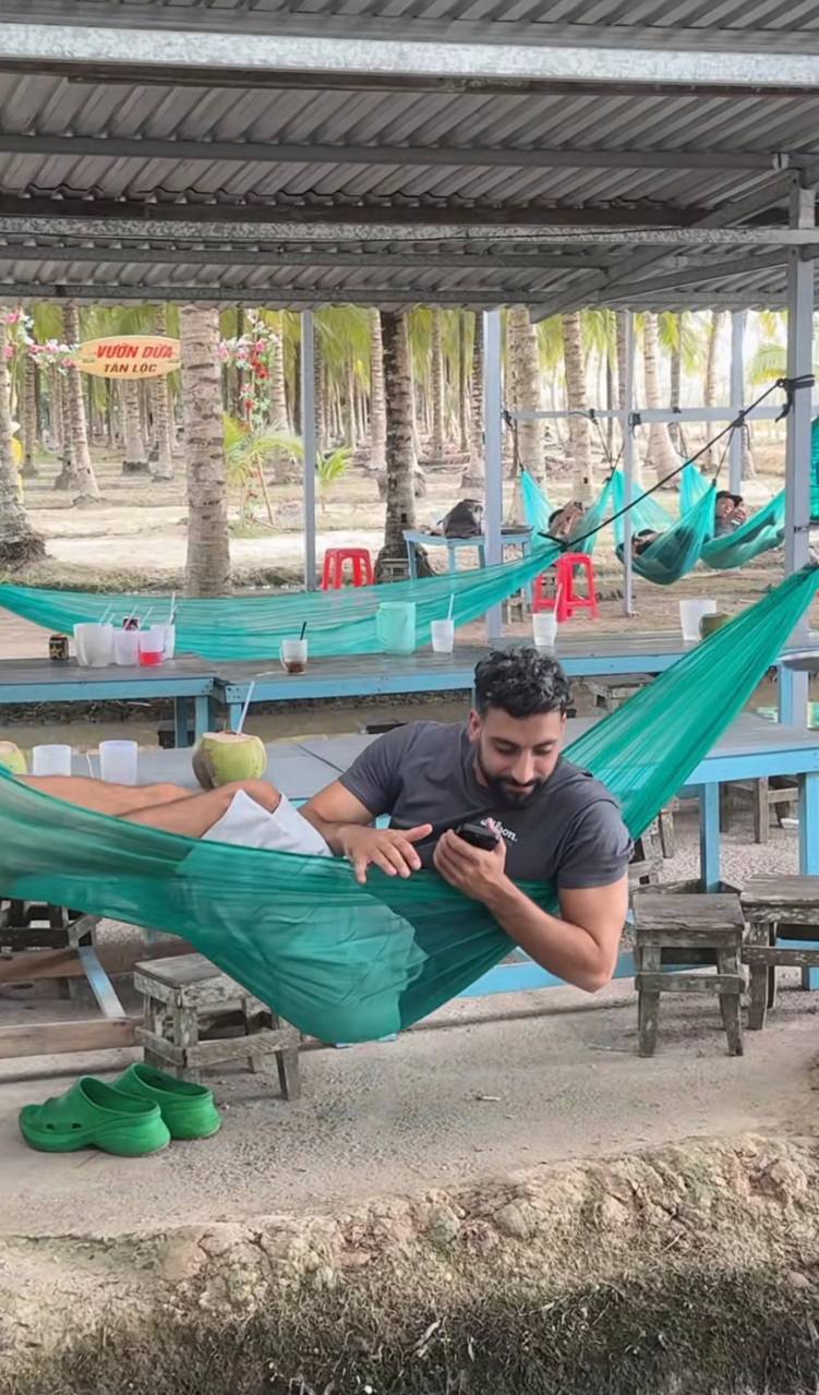 Khách Dubai thích cà phê hạng nặng, thì ra bạn trai của tiktoker Việt nổi tiếng