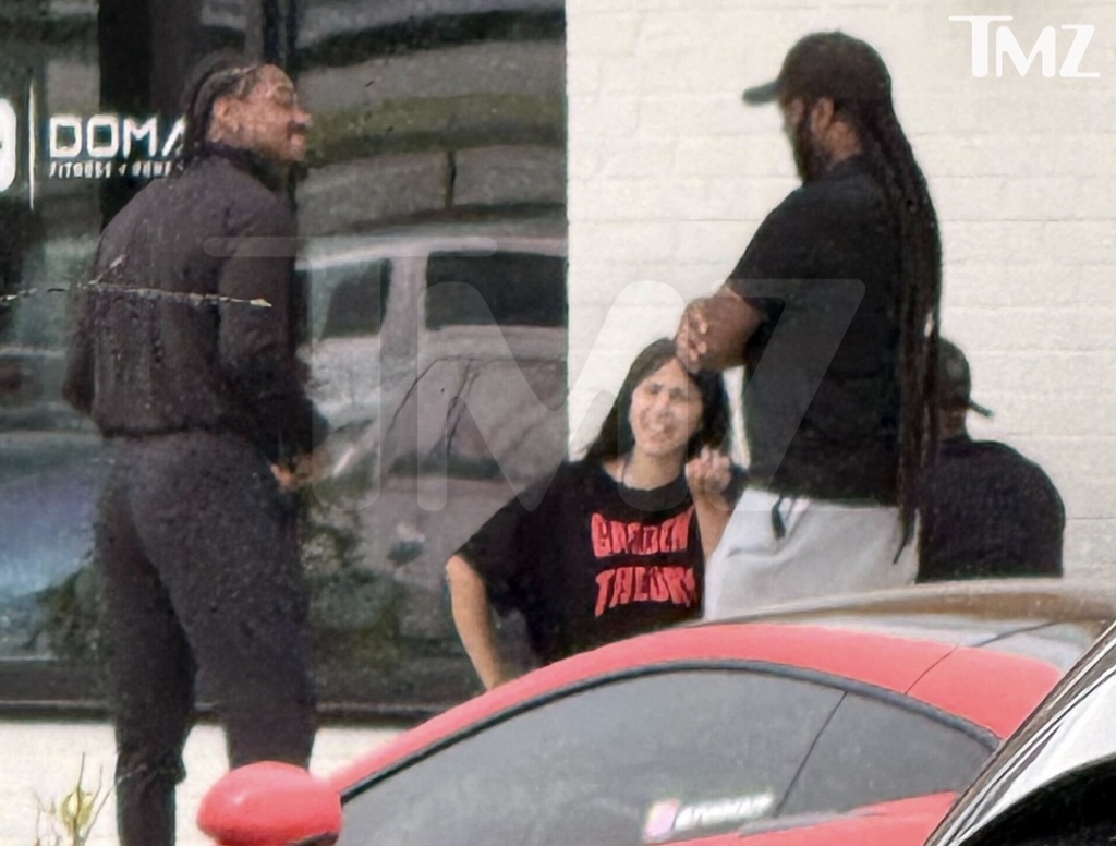 1 người bạn phải ra giảng hòa, trấn an Cardi B. Ảnh: TMZ. 