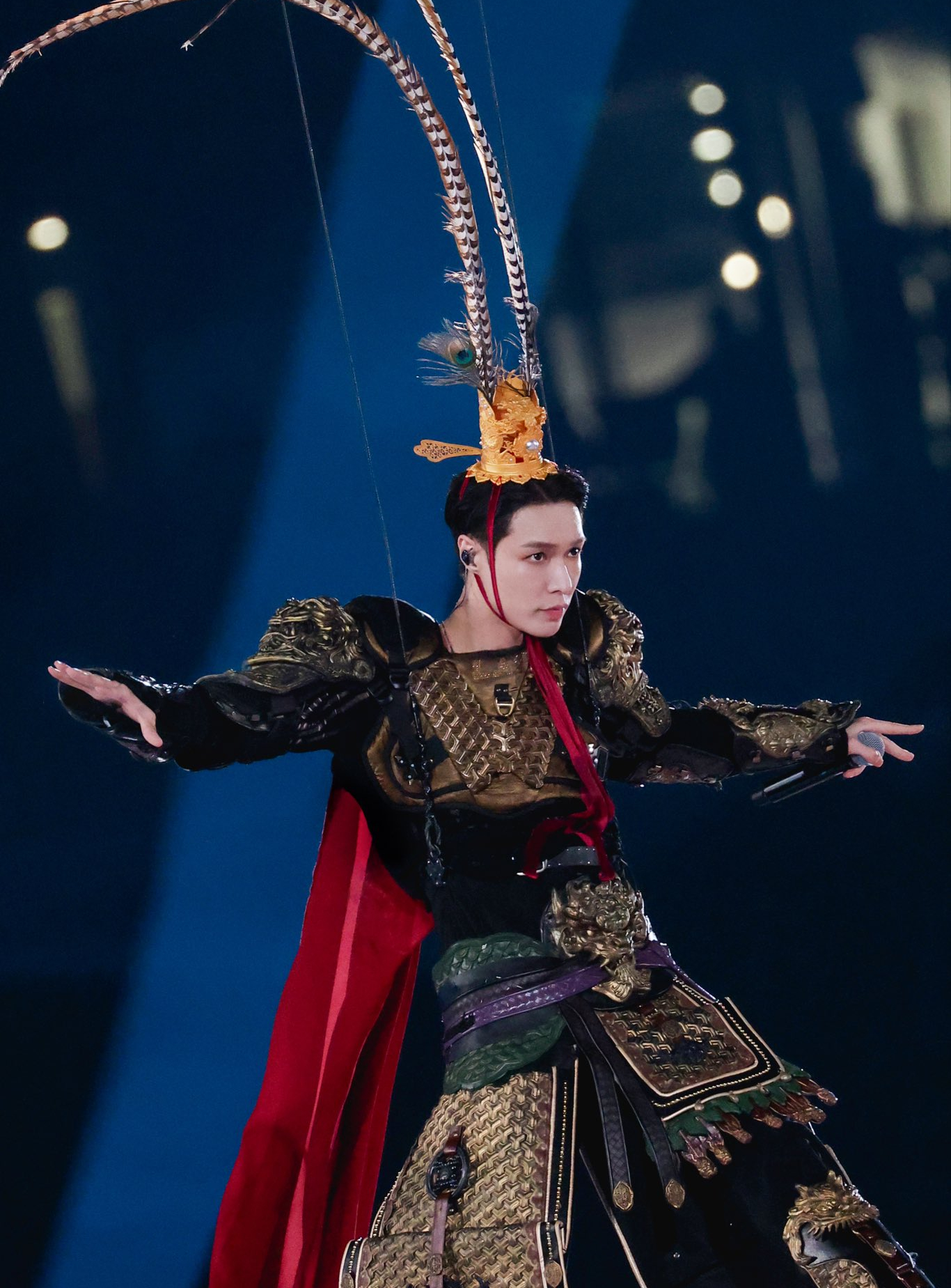 oncert gây chú ý với quy mô dàn dựng lớn, kết hợp công nghệ sân khấu hiện đại cùng các yếu tố văn hóa truyền thống, dưới sự giám sát của đạo diễn Trương Nghệ Mưu