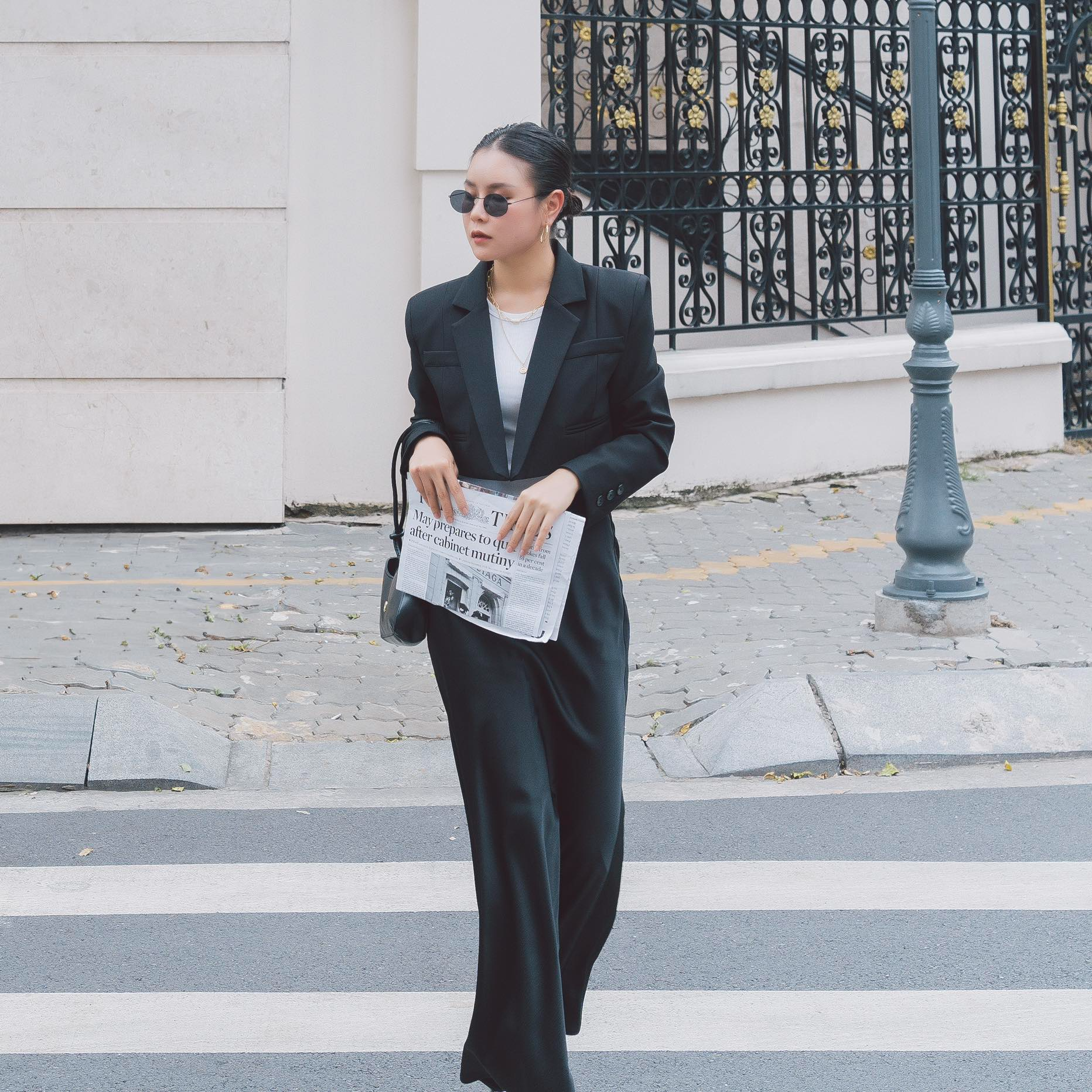 1 phú bà phát hiện mang giày rách khi đi event, phải chữa ngượng: 