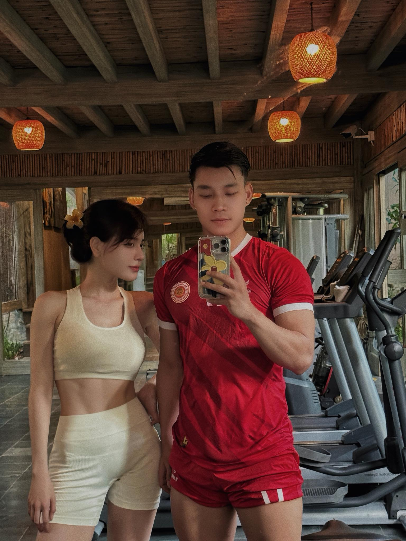 Bích Hạnh và Văn Thanh đổ mồ hôi ở phòng gym
